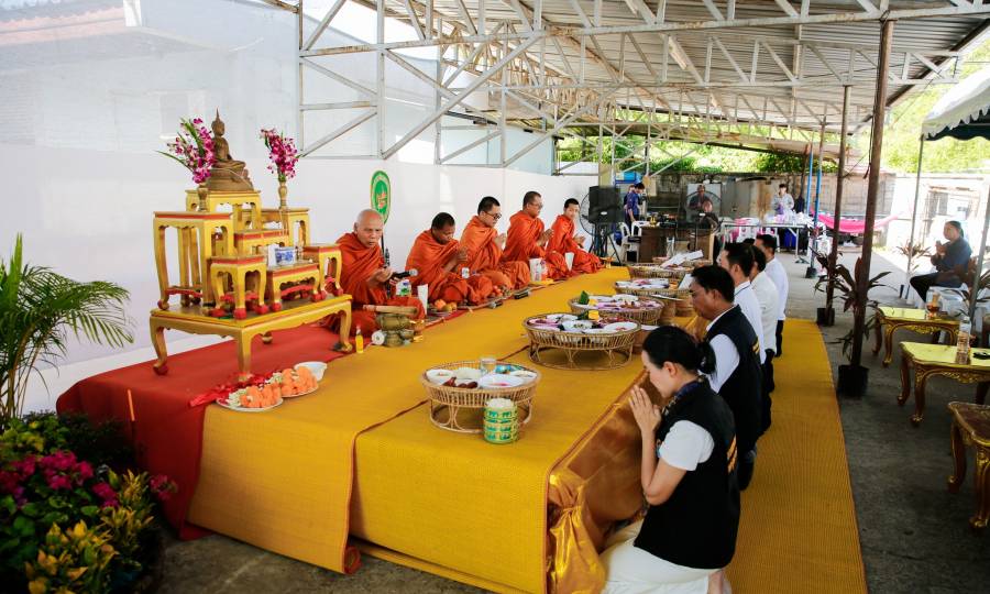 พิธีทำบุญเลี้ยงพระถวายภัตตาหารเพลแด่พระภิกษุสงฆ์