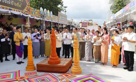 นายกฯพิศทยา ร่วมพิธีเปิดงานแห่เทียนพรรษาอุบลราชธานี 2569 สุดยิ่งใหญ่ พร้อมอัญเชิญเทียนพระราชทานเป็นเทียนชัยมิ่งมงคล
