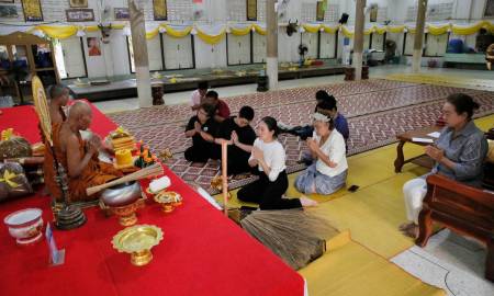 อนุโมทนาบุญกับนายกฯพิศทยาถวายไทยธรรมและเครื่องประกอบองค์กฐิน เพื่อเตรียมงานทอดกฐินสามัคคี วัดกุดคูณ