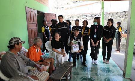 นายกฯพิศทยา เยี่ยมให้กำลังใจมอบผ้าอ้อมสำเร็จรูปให้ผู้ป่วยที่มีภาวะพึ่งพิงในพื้นที่ศูนย์บริการสาธารณสุข 3 พโลชัย 