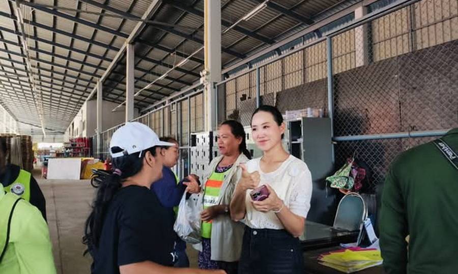 นายกพิศทยาให้กำลังใจ พร้อมมอบนโยบาย“ทีมพิทักษ์ความสะอาด” ผู้เป็นเบื้องหลังเมืองสะอาดน่าอยู่