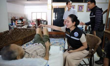 นายกฯพิศทยาเยี่ยมให้กำลังใจมอบผ้าอ้อมสำเร็จรูปให้ผู้ป่วยที่มีภาวะพึ่งพิงในพื้นที่ศูนย์บริการสาธารณสุข 7 อยู่วงศ์ธรรม