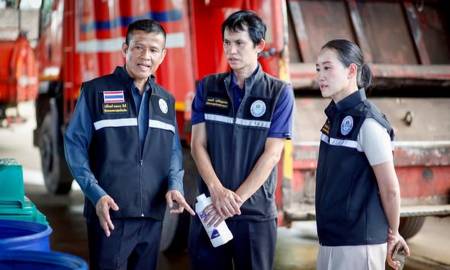 นายกพิศทยาลงพื้นที่ติดตามการปฏิบัติการล้างถังขยะและรถขยะเพื่อยกระดับคุณภาพสิ่งแวดล้อม