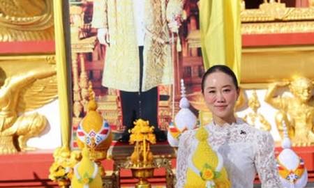 นายกพิศทยาร่วมพิธีทำบุญตักบาตรเนื่องในวันชาติและวันพ่อแห่งชาติวัดพระธาตุหนองบัว